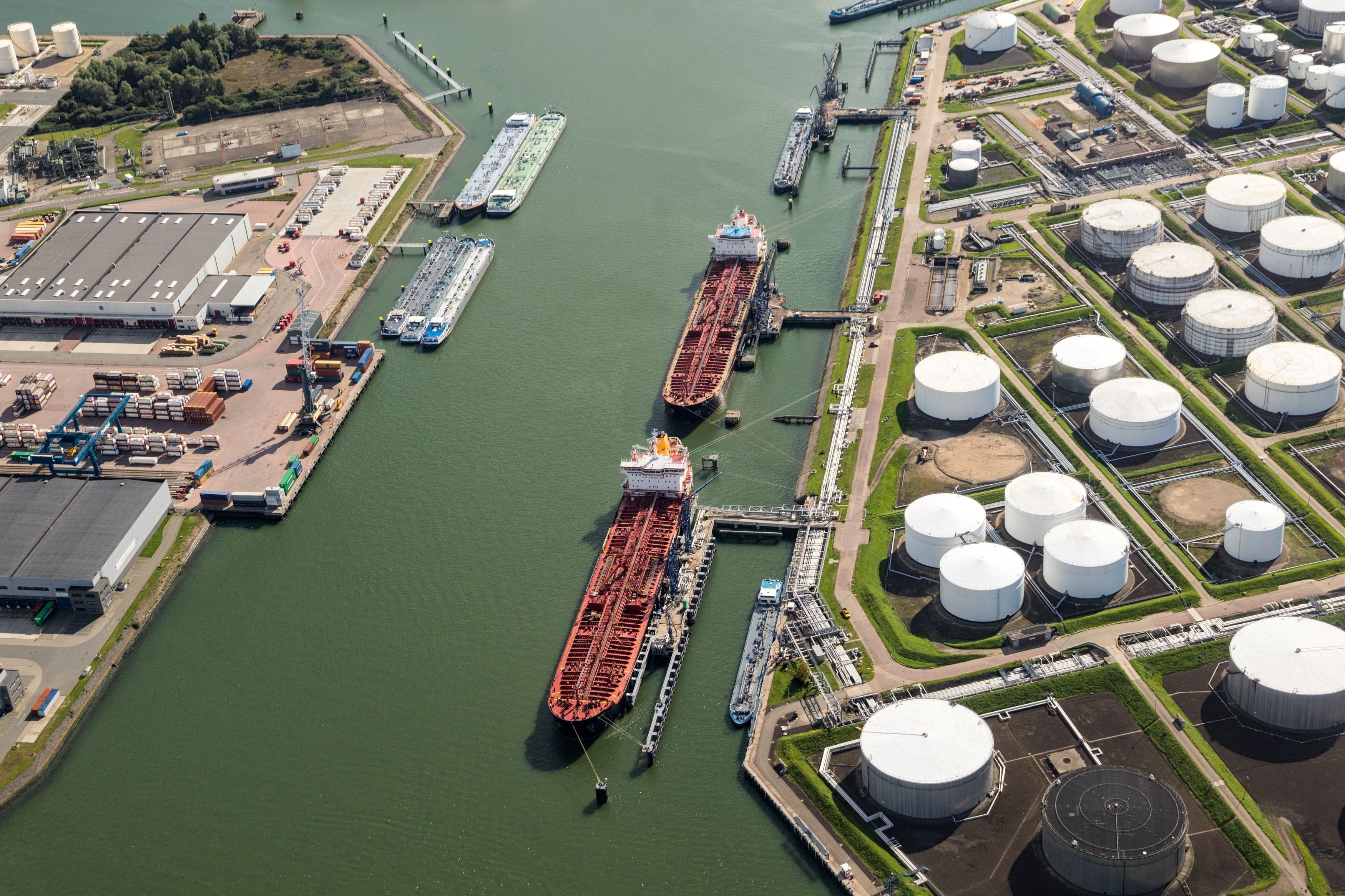 EN 590 diesel FOB (Rotterdam / Fujairah / Houston) — oil terminal and tankers at global trading hub, CIF delivery available